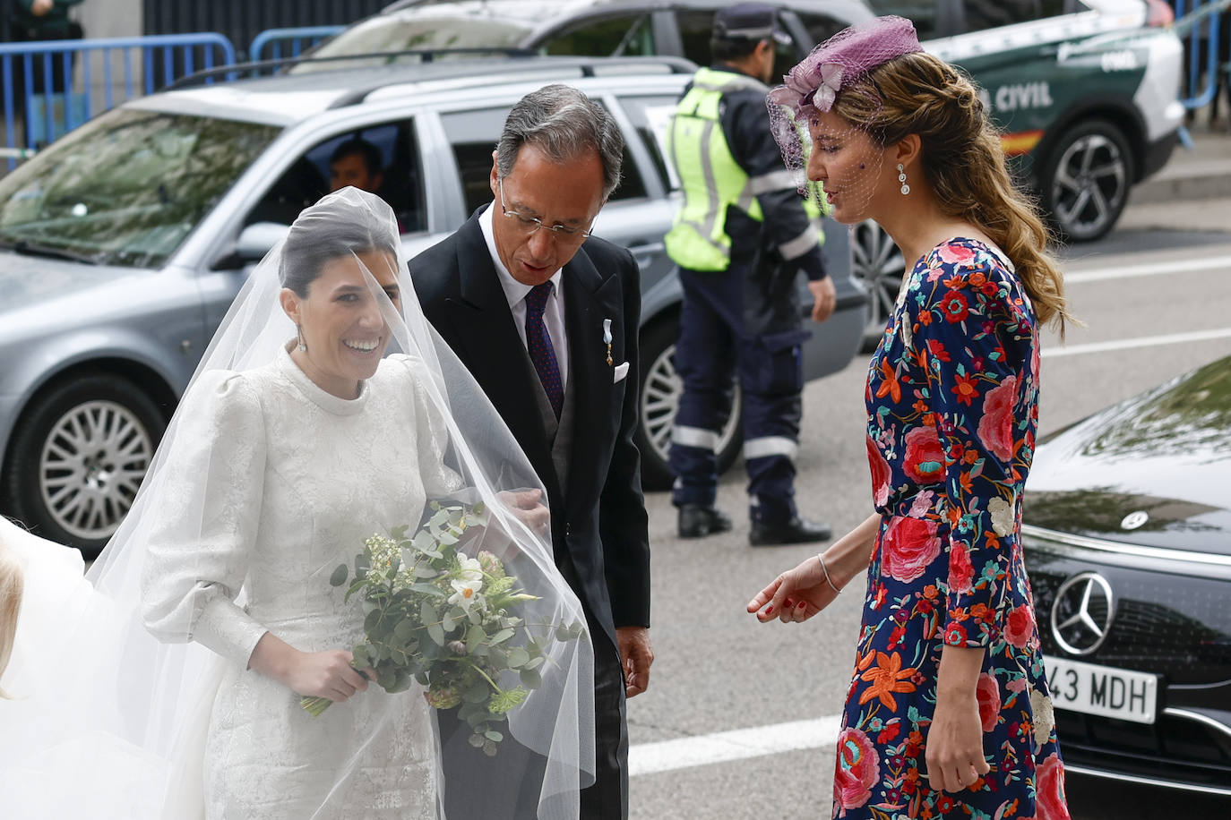 Las fotos de la boda de Almeida: los looks más atrevidos de los invitados