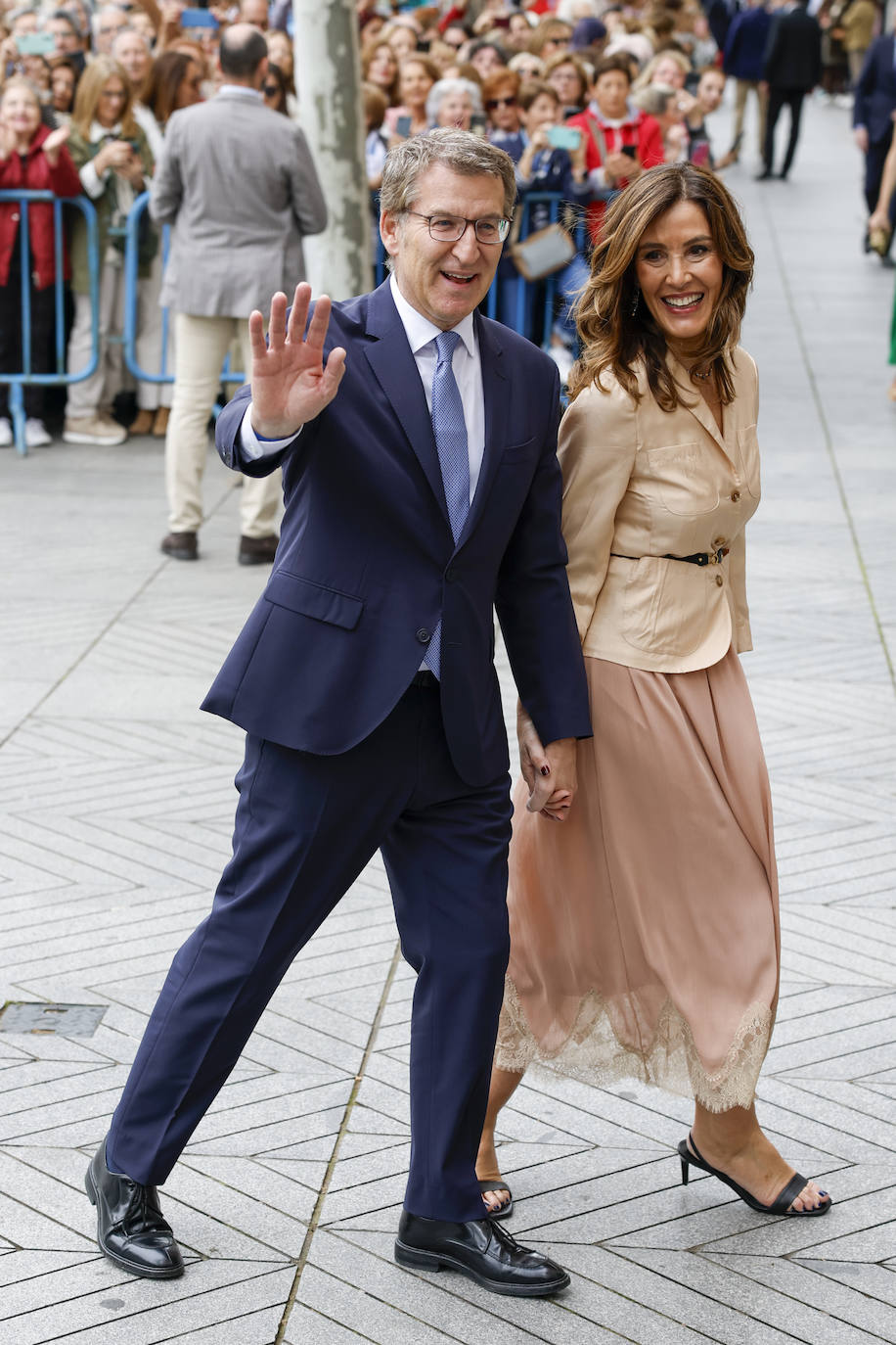 Las fotos de la boda de Almeida: los looks más atrevidos de los invitados