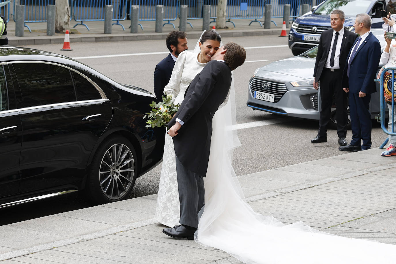 Las fotos de la boda de Almeida: los looks más atrevidos de los invitados