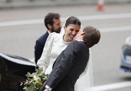 Teresa Urquijo y el alcalde de Madrid, José Luis Martínez-Almeida, tras casarse.