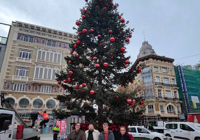 Badenas, de blanco, bajo el abeto en la plaza de la Reina estas navidades.