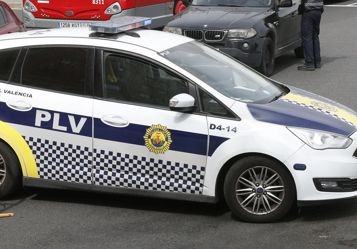 Encuentran el cadáver de un hombre sepultado entre enseres y basura en una vivienda en Valencia