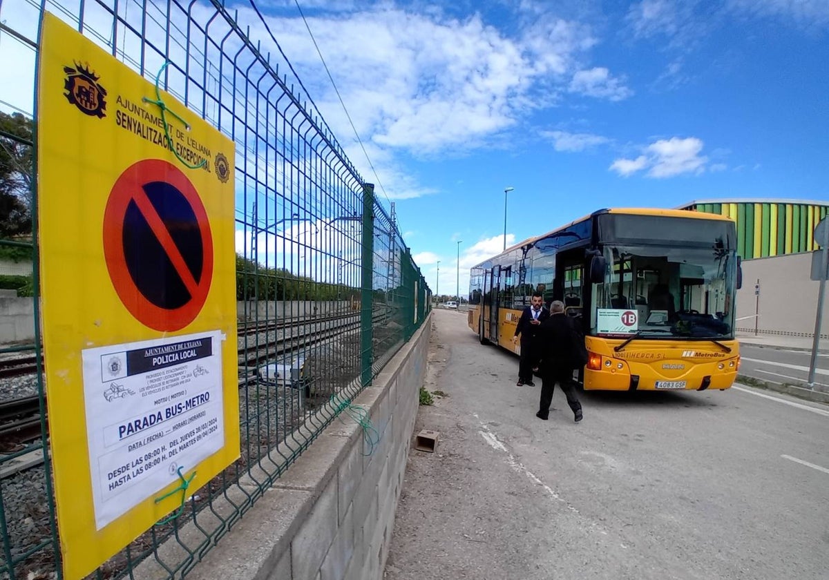 Uno de los autobuses alternativos habilitados en la línea 2 de Metrovalencia.