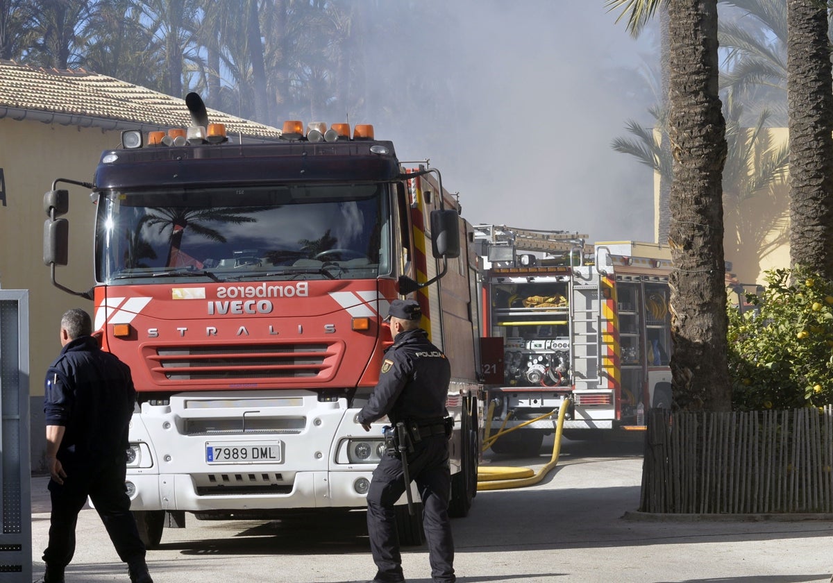 Los bomberos desalojaron el edificio.