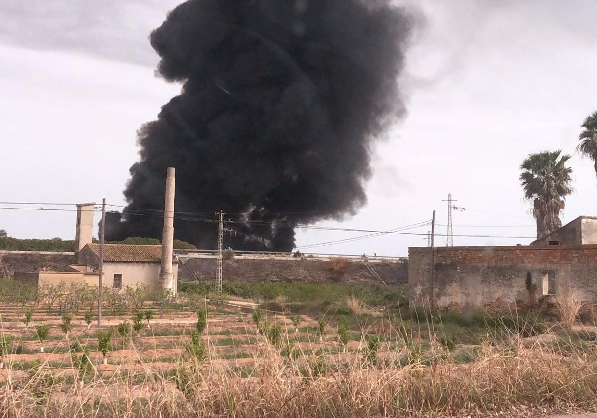 Incendio en una fábrica en Sollana