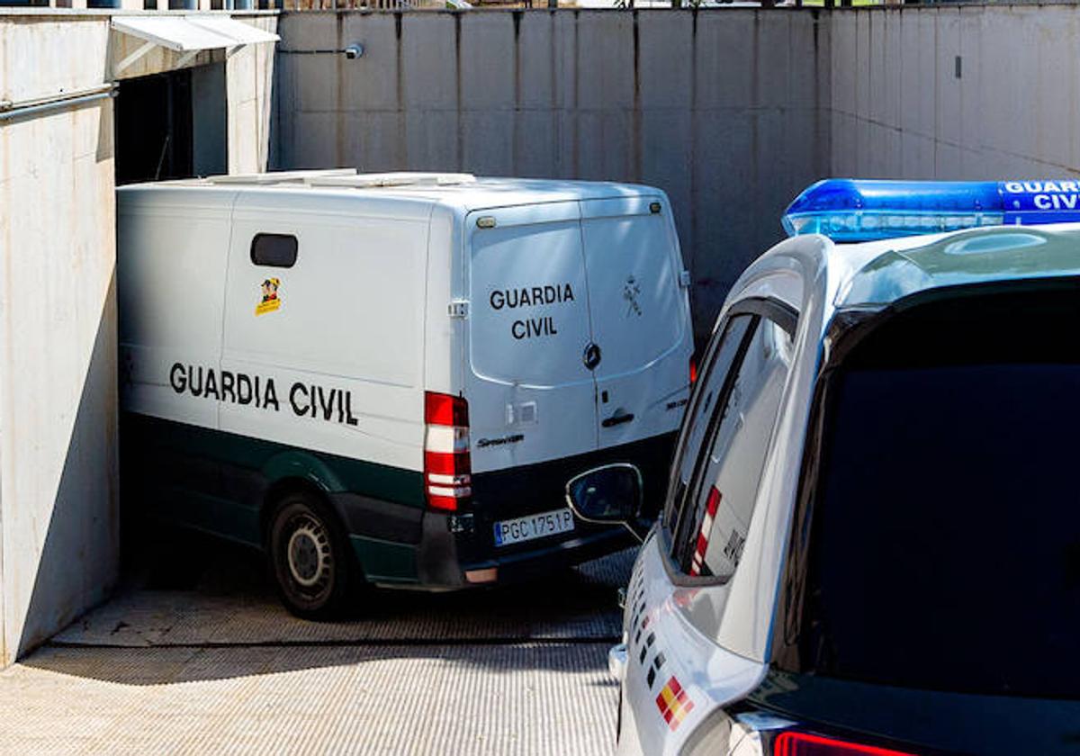 Dos vehículos de la Guardia Civil.