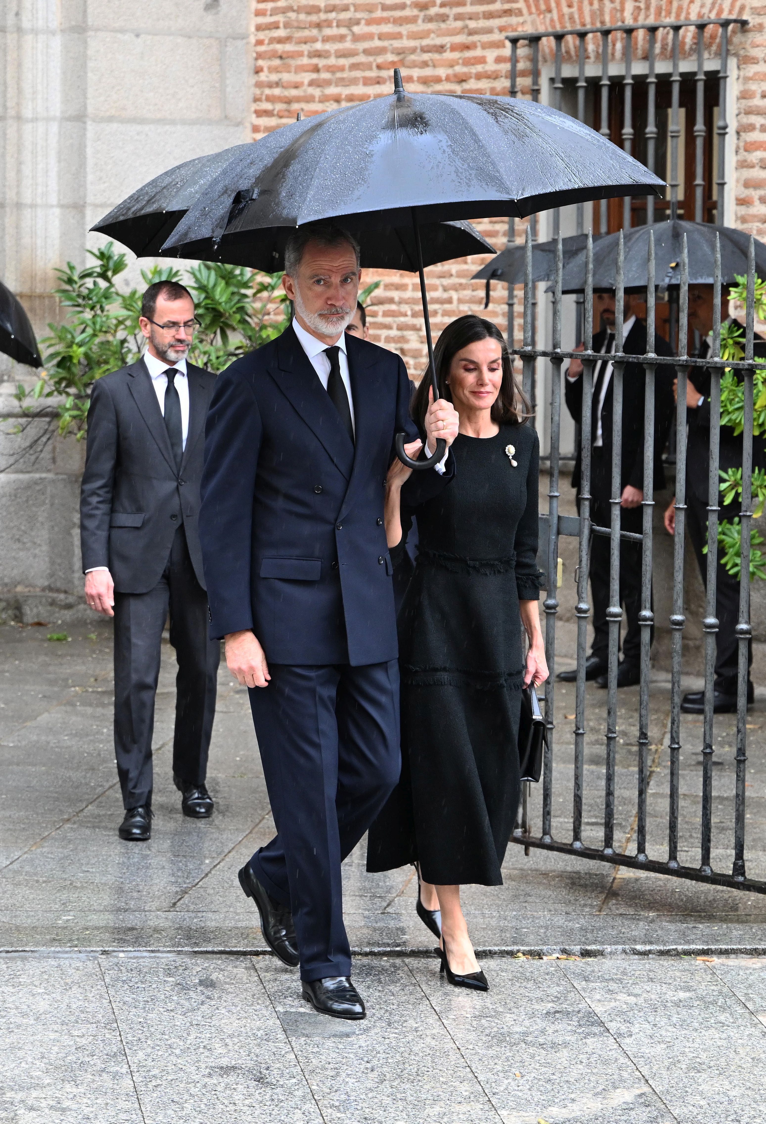 Fotos: los Reyes coinciden con Don Juan Carlos y Doña Sofía en el funeral de Fernando Gómez-Acebo