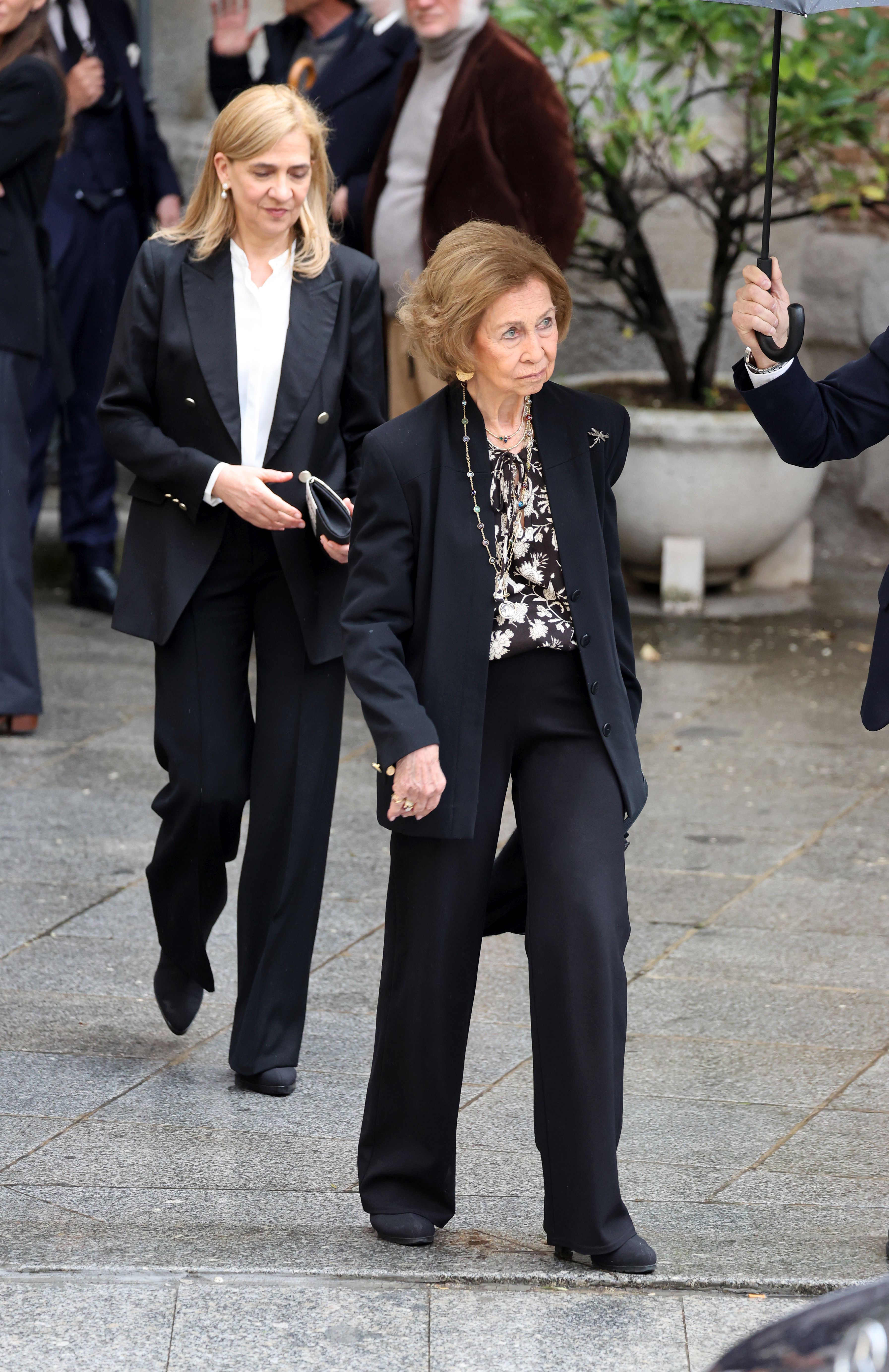 Fotos: los Reyes coinciden con Don Juan Carlos y Doña Sofía en el funeral de Fernando Gómez-Acebo