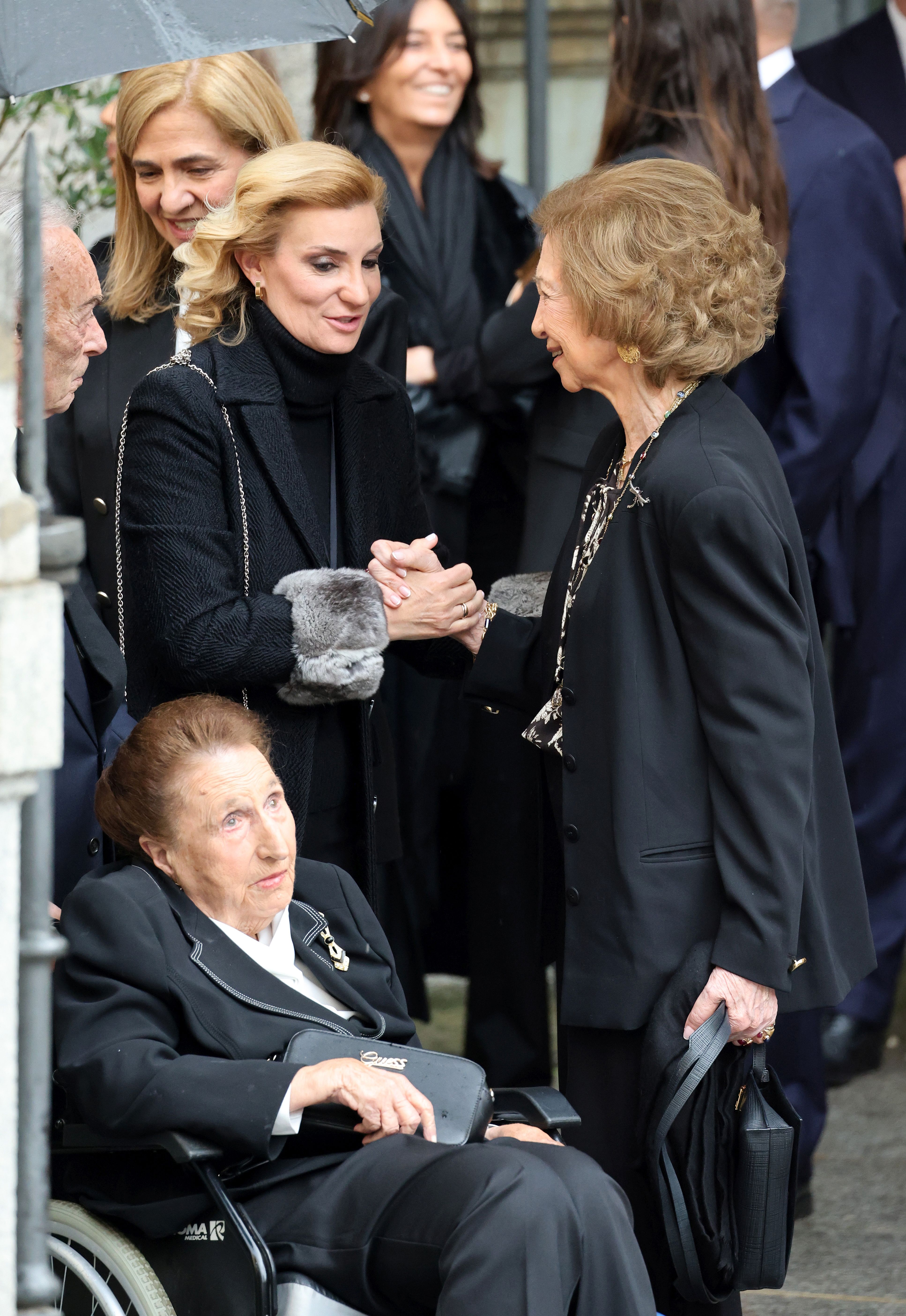 Fotos: los Reyes coinciden con Don Juan Carlos y Doña Sofía en el funeral de Fernando Gómez-Acebo