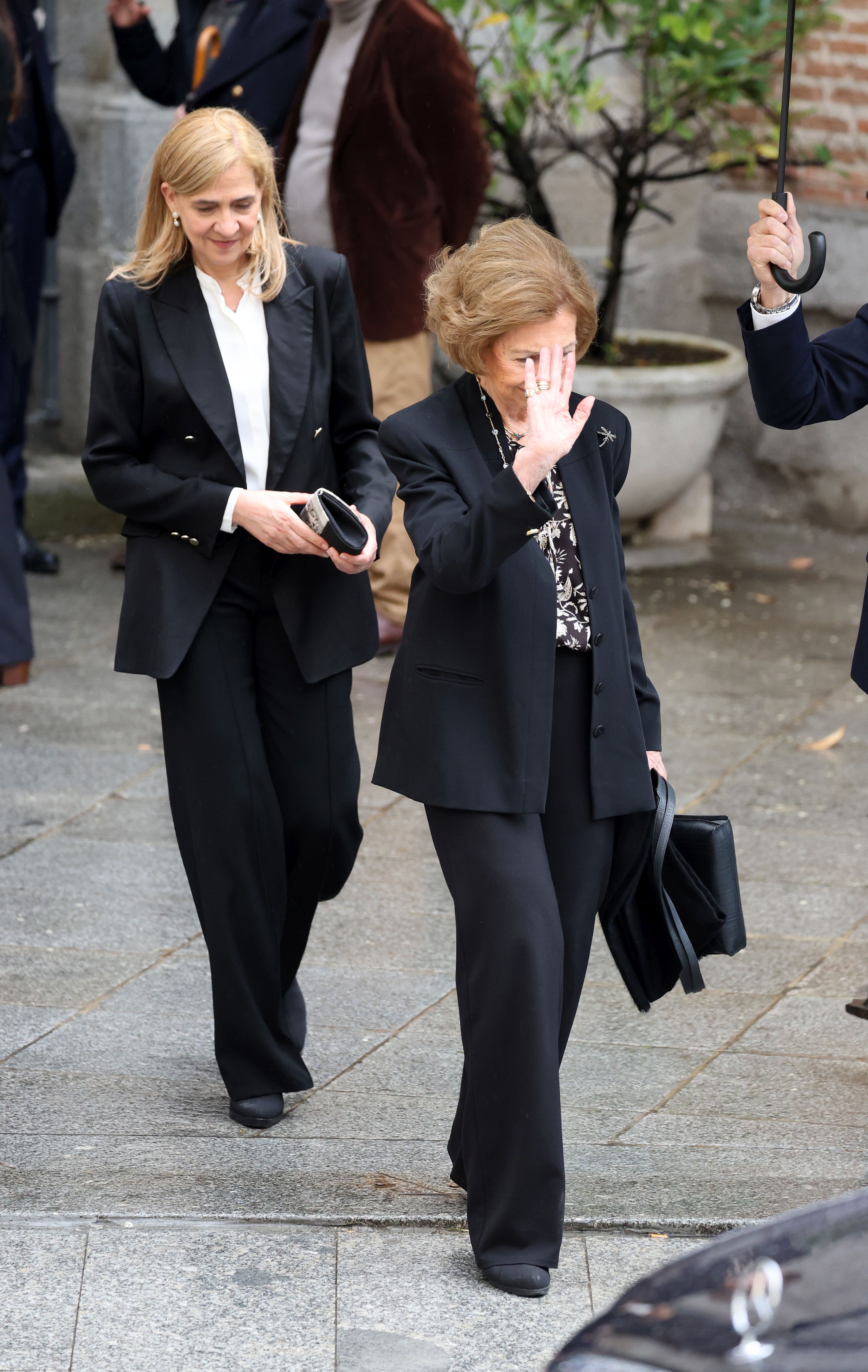 Fotos: los Reyes coinciden con Don Juan Carlos y Doña Sofía en el funeral de Fernando Gómez-Acebo