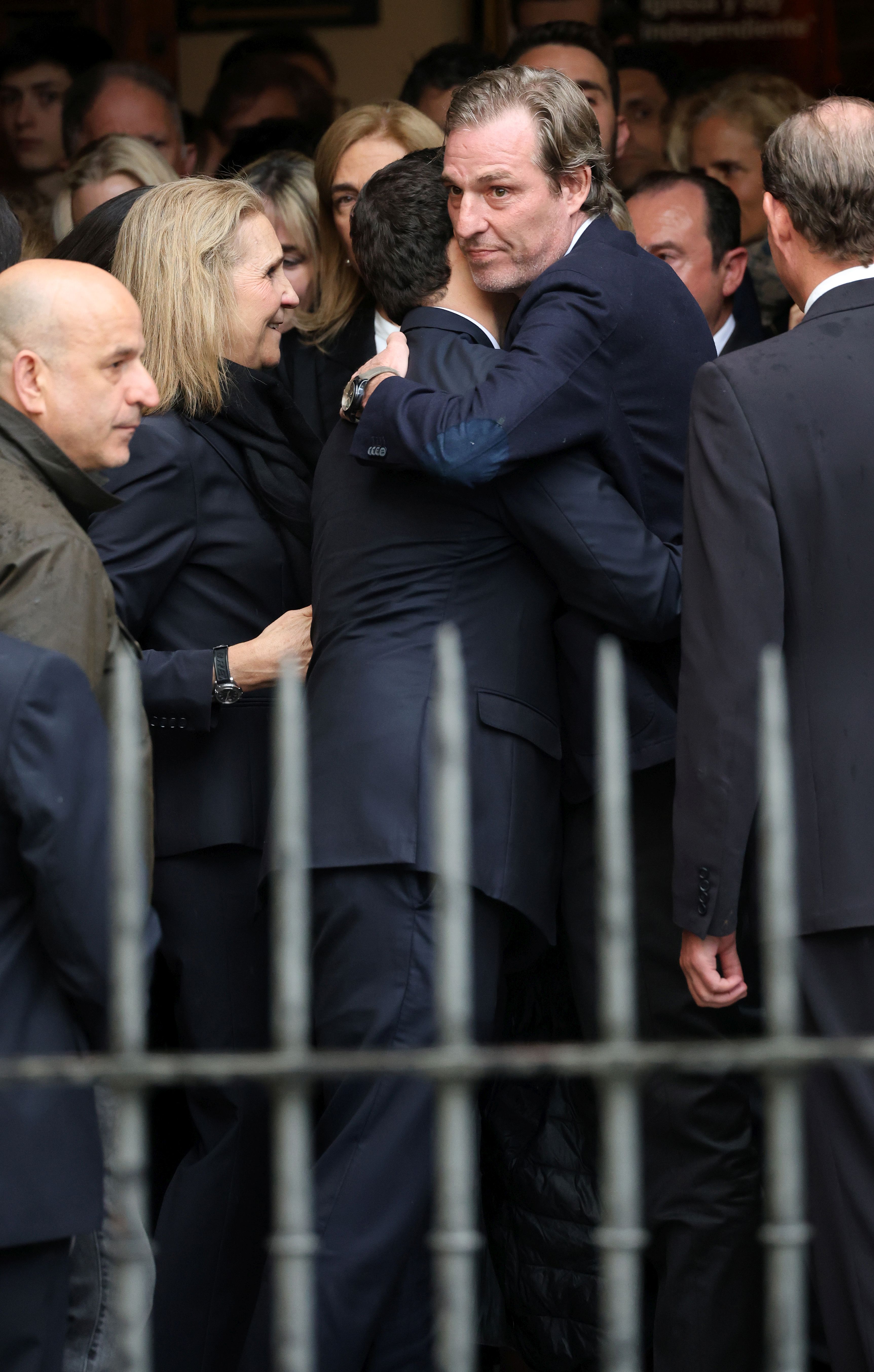 Fotos: los Reyes coinciden con Don Juan Carlos y Doña Sofía en el funeral de Fernando Gómez-Acebo