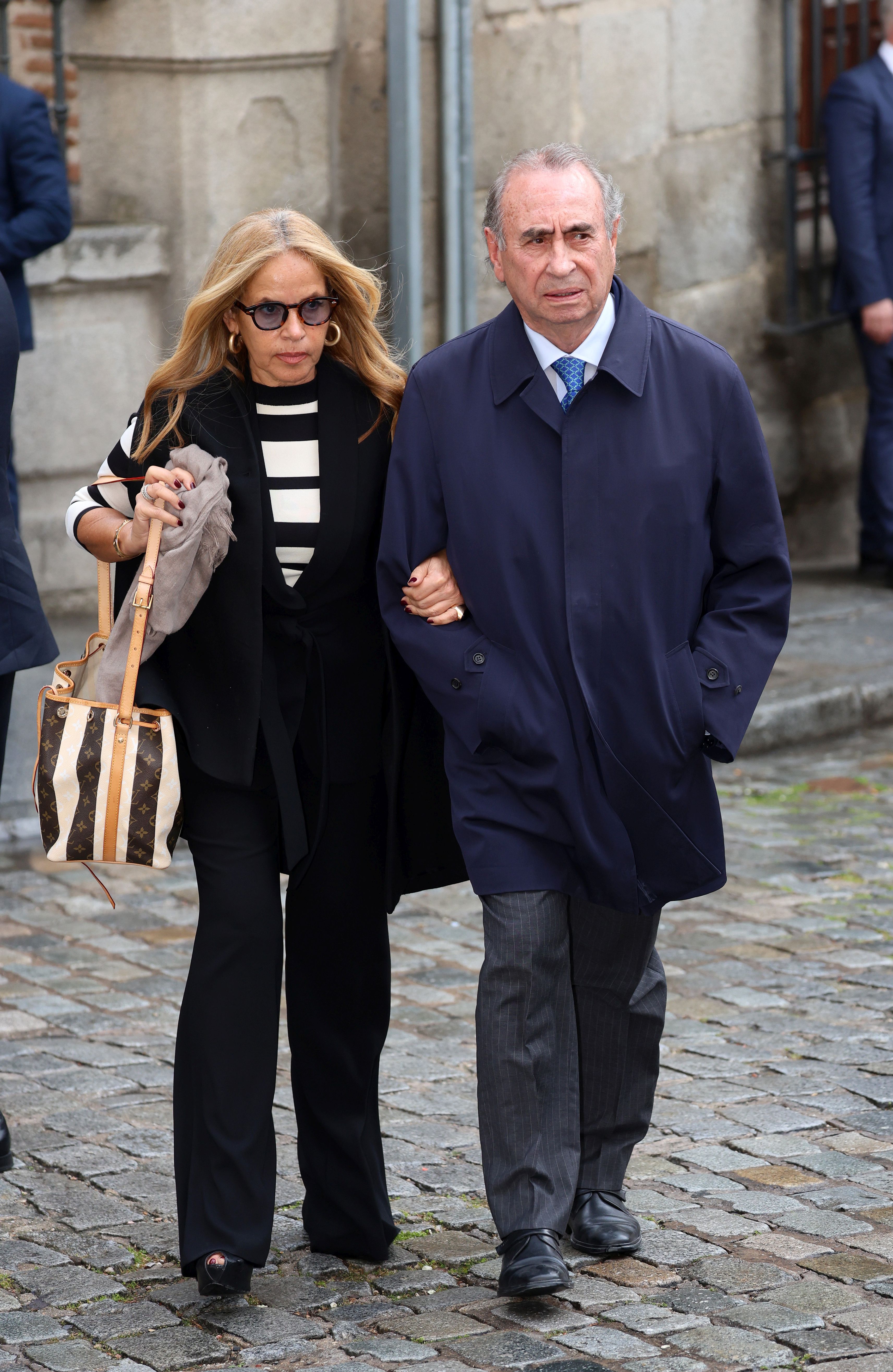 Fotos: los Reyes coinciden con Don Juan Carlos y Doña Sofía en el funeral de Fernando Gómez-Acebo