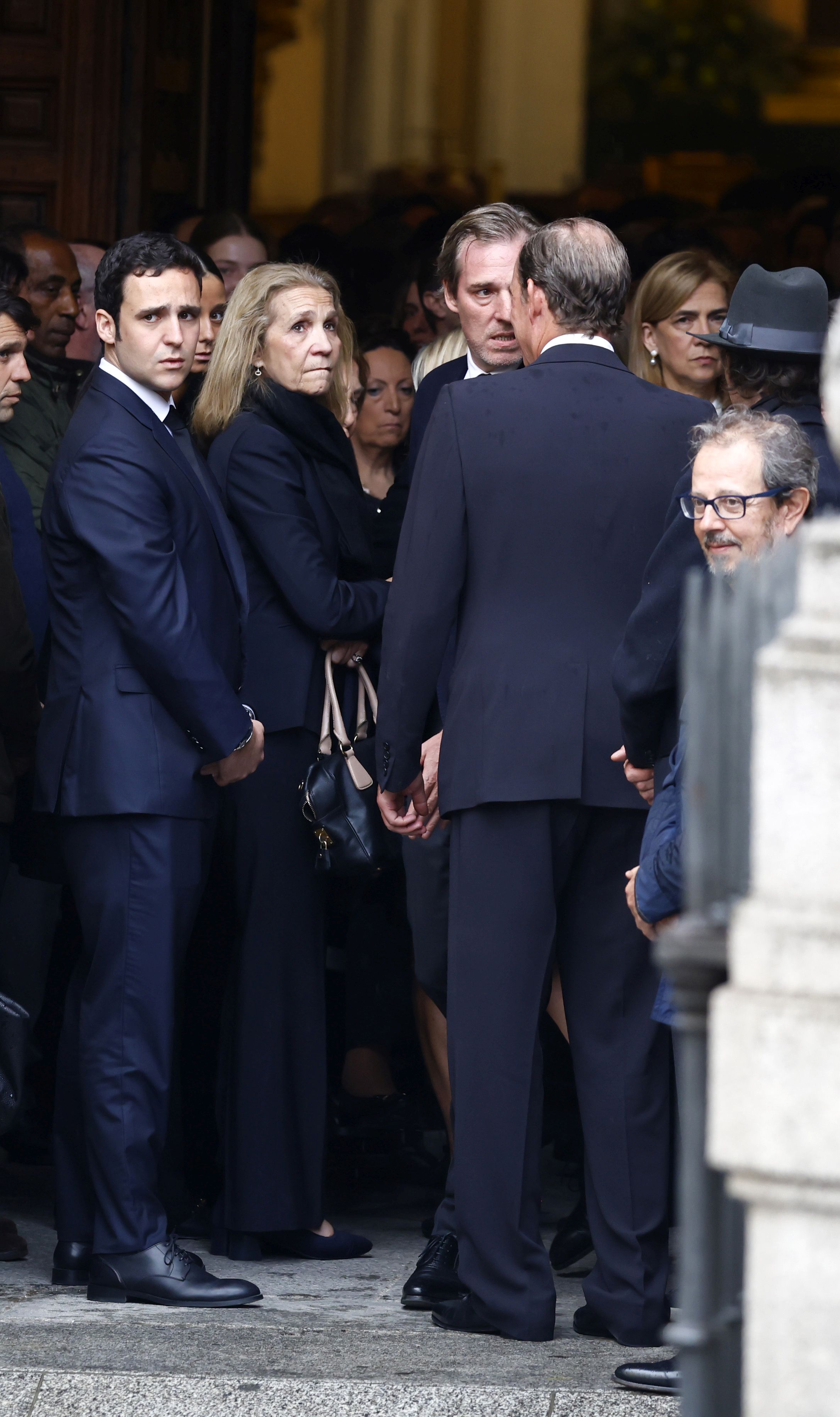 Fotos: los Reyes coinciden con Don Juan Carlos y Doña Sofía en el funeral de Fernando Gómez-Acebo