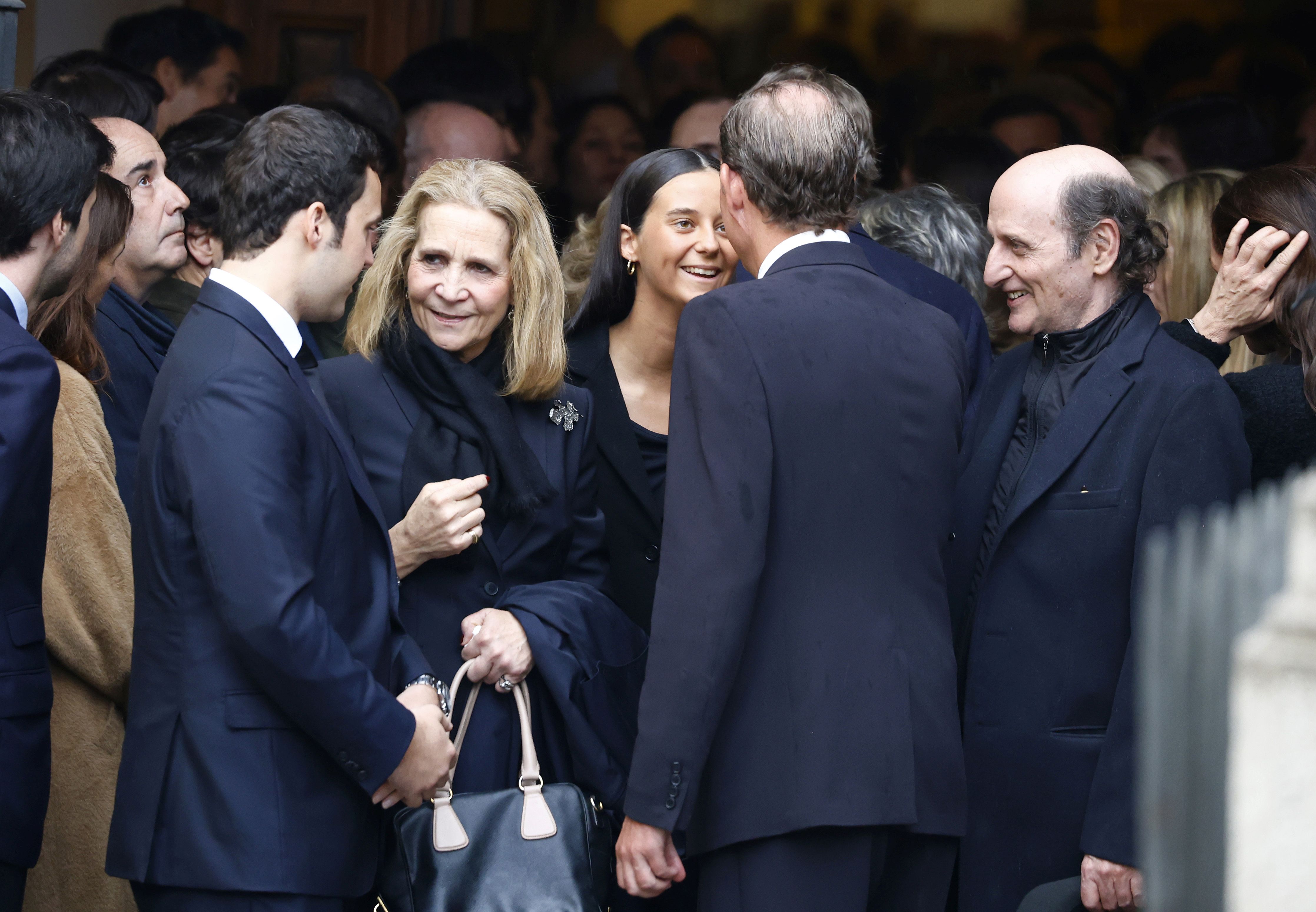 Fotos: los Reyes coinciden con Don Juan Carlos y Doña Sofía en el funeral de Fernando Gómez-Acebo