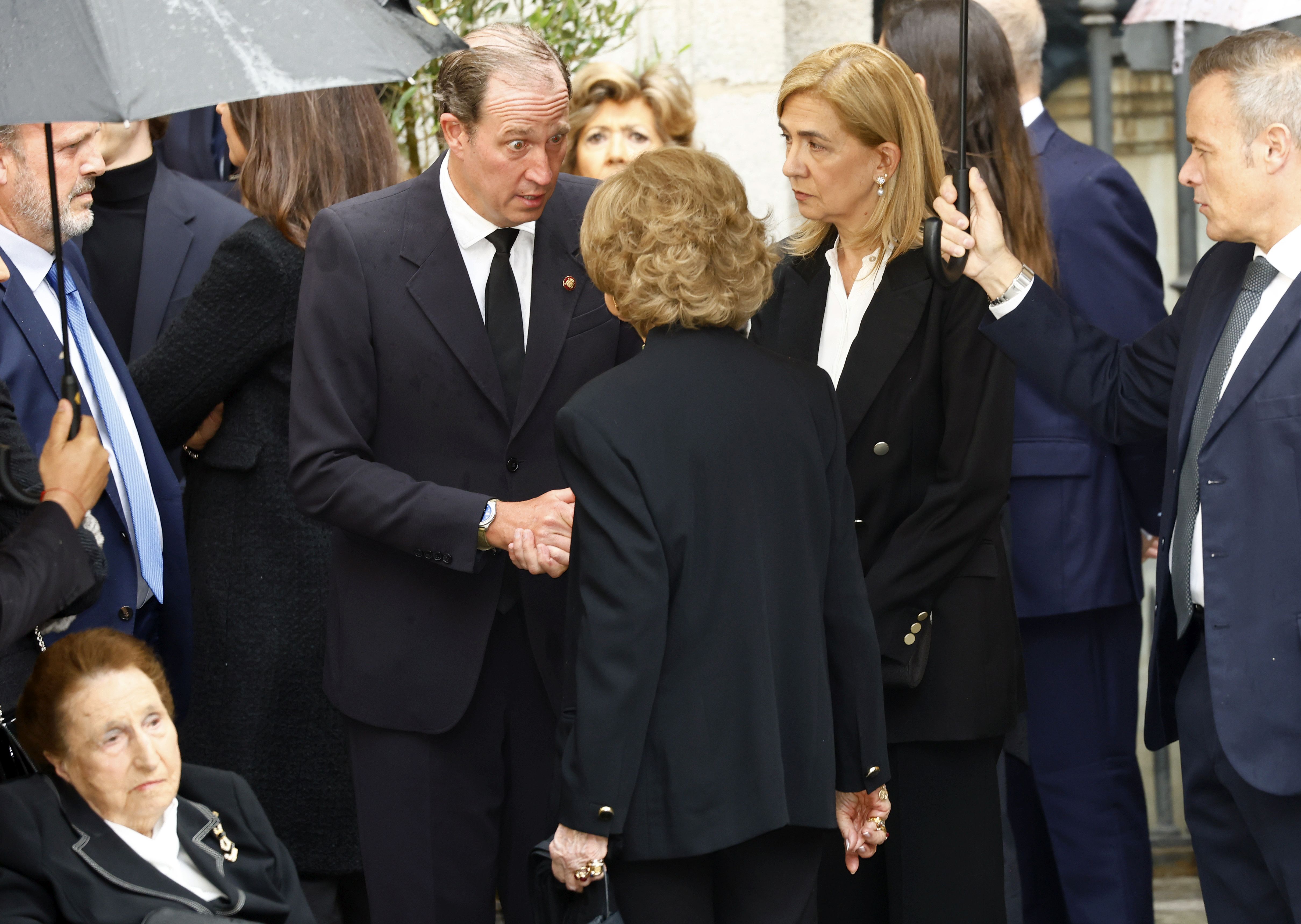 Fotos: los Reyes coinciden con Don Juan Carlos y Doña Sofía en el funeral de Fernando Gómez-Acebo