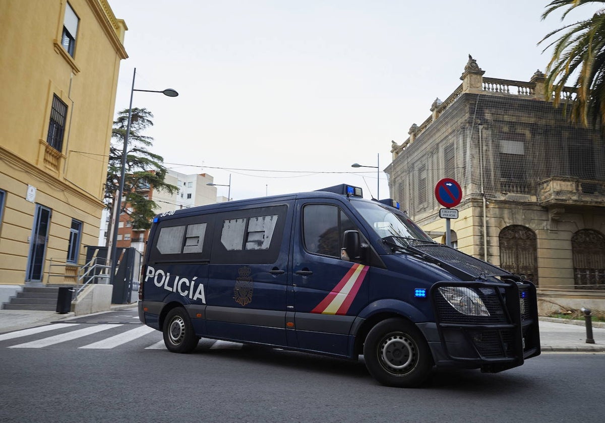 Vehículo policial saliendo del complejo de Zapadores, en una imagen de archivo.