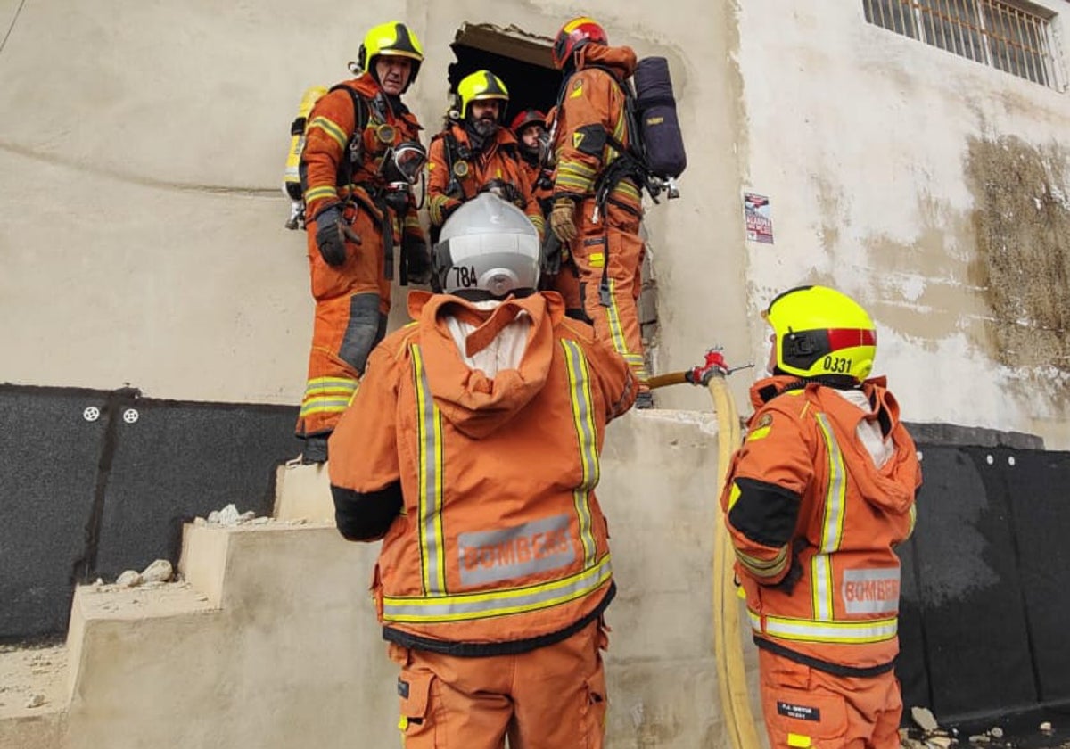 Un grupo de bomberos que participó en la extinción del incendio.