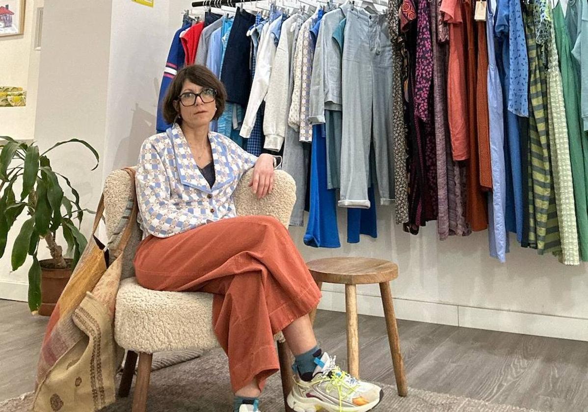 Imagen principal - Arriba, Laura Cernicharo, de El sitio de mi recreo, apuesta por looks completo de falda y pantalón con top de firmas francesas. A la izquierda, Pilar Pau lleva uno de los estilismos de Pau: «top tipo corsé con vaquero ajustado y chaqueta joya 'oversize'». A la derecha, Virginia Morgado, directora de tienda de Wolf, habla de la importancia de combinar piezas de fondo de armario junto a otras de tendencia.