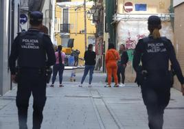 Dos agentes de la Policía Local hablan con varias mujeres en situación de prostitución en la calle Viana.