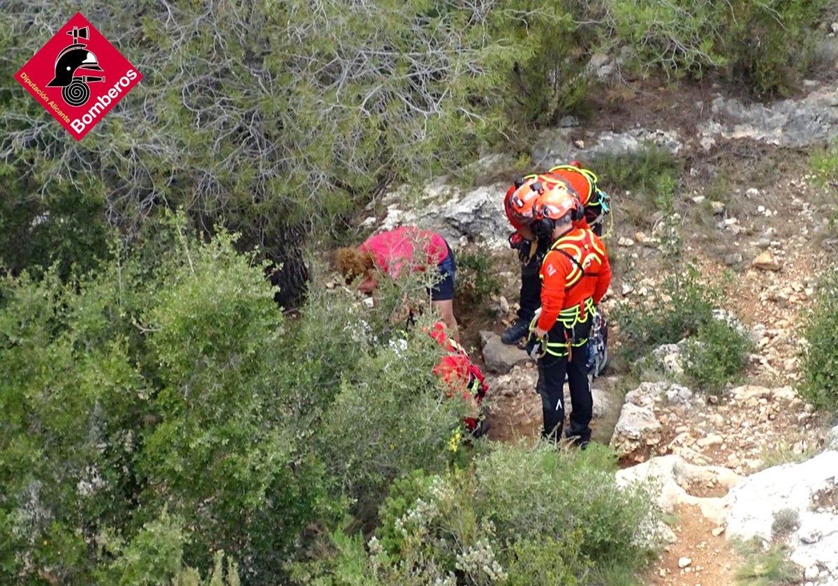 Momento en el que prestan ayuda al senderista.