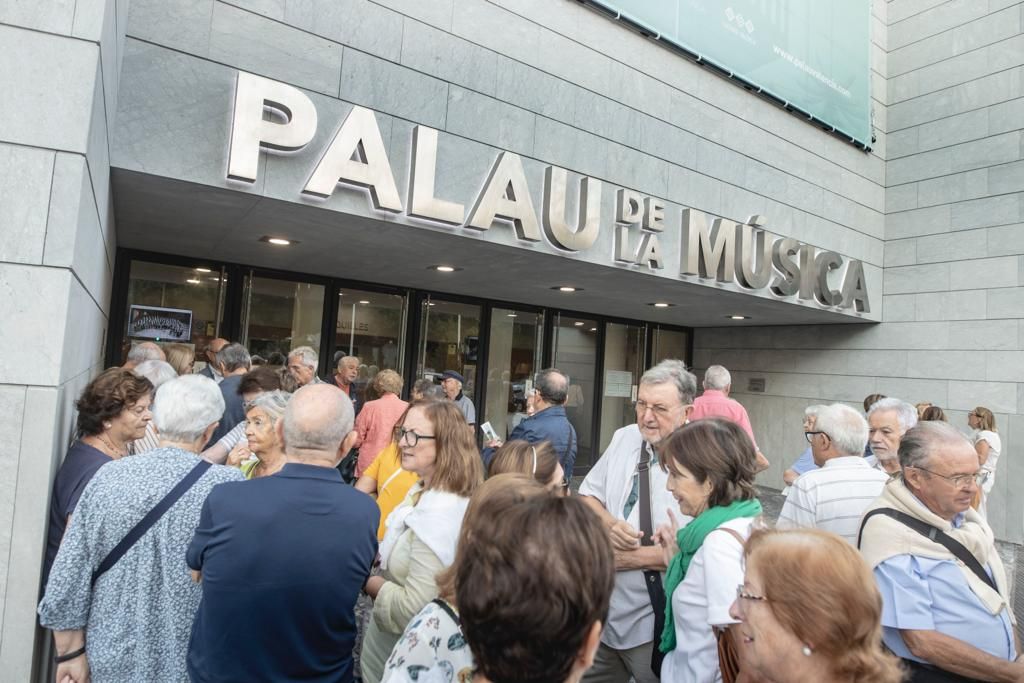 Público, a la puerta del Palau de la Música.