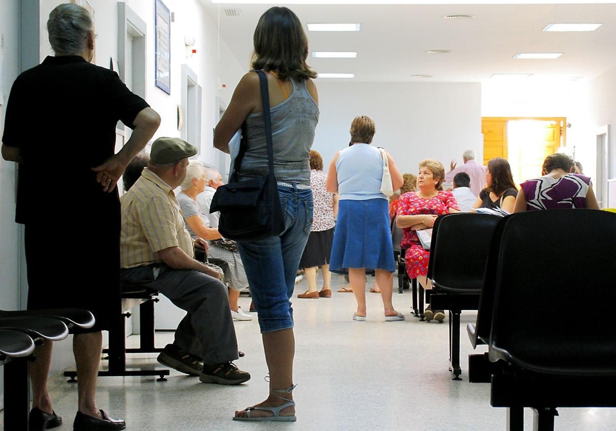 Pacientes en la sala de espera de un centro de salud.