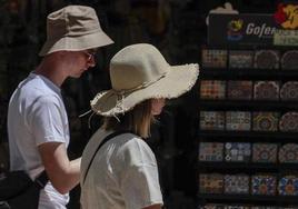 Turistas se protegen del sol.