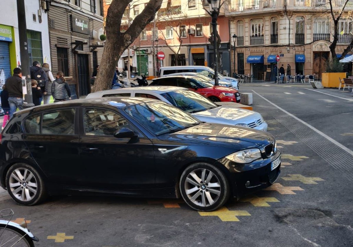 Coches estacionados en la supermanzana de la Petxina.