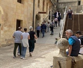 Turistas visitan el Castillo de Xàtiva.