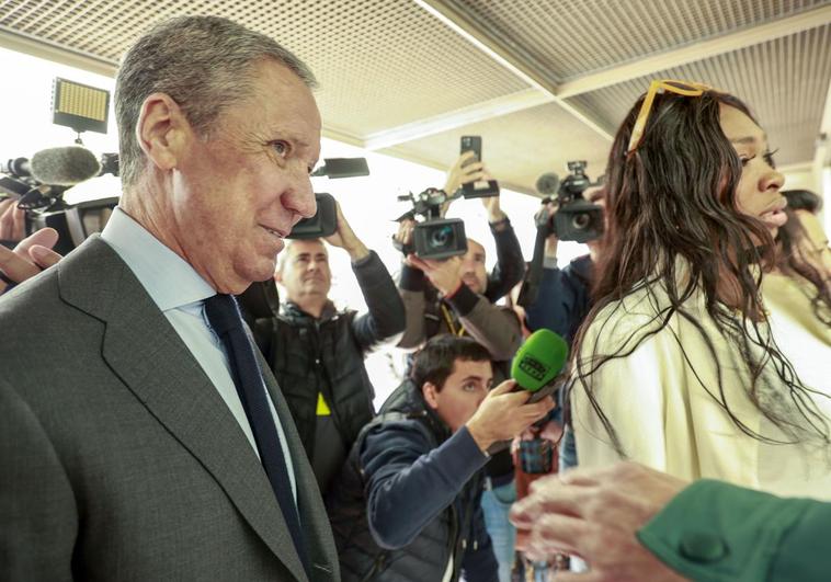 Una mujer se niega a que el expresidente pase sin hacer la cola a la entrada de la ciudad de la Justicia.