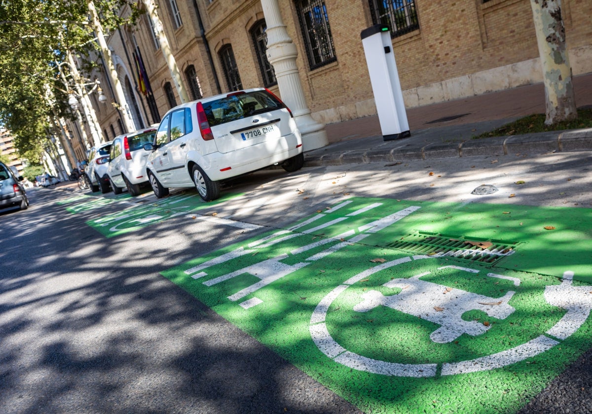 Punto de recarga de vehículo eléctrico en Valencia.