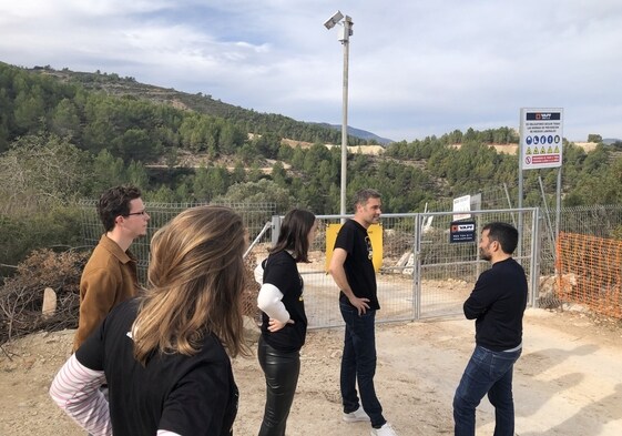 Gerard Fullana dialoga con Vicent Marzà frente a los terrenos del PAI de Llíber.