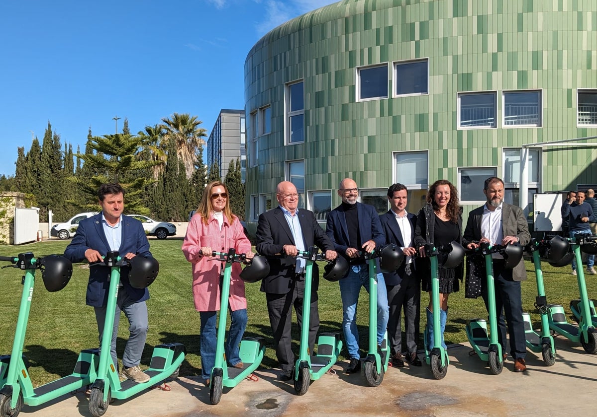 Autoridades y representantes de las entidades participantes en el proyecto con los patinetes que se han puesto en servicio.