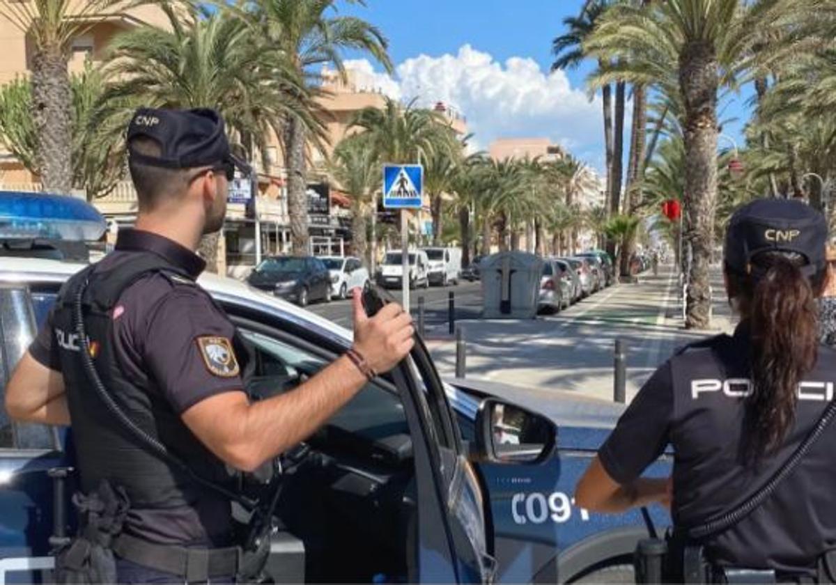 Dos agentes de la Policia Nacional de Elche.