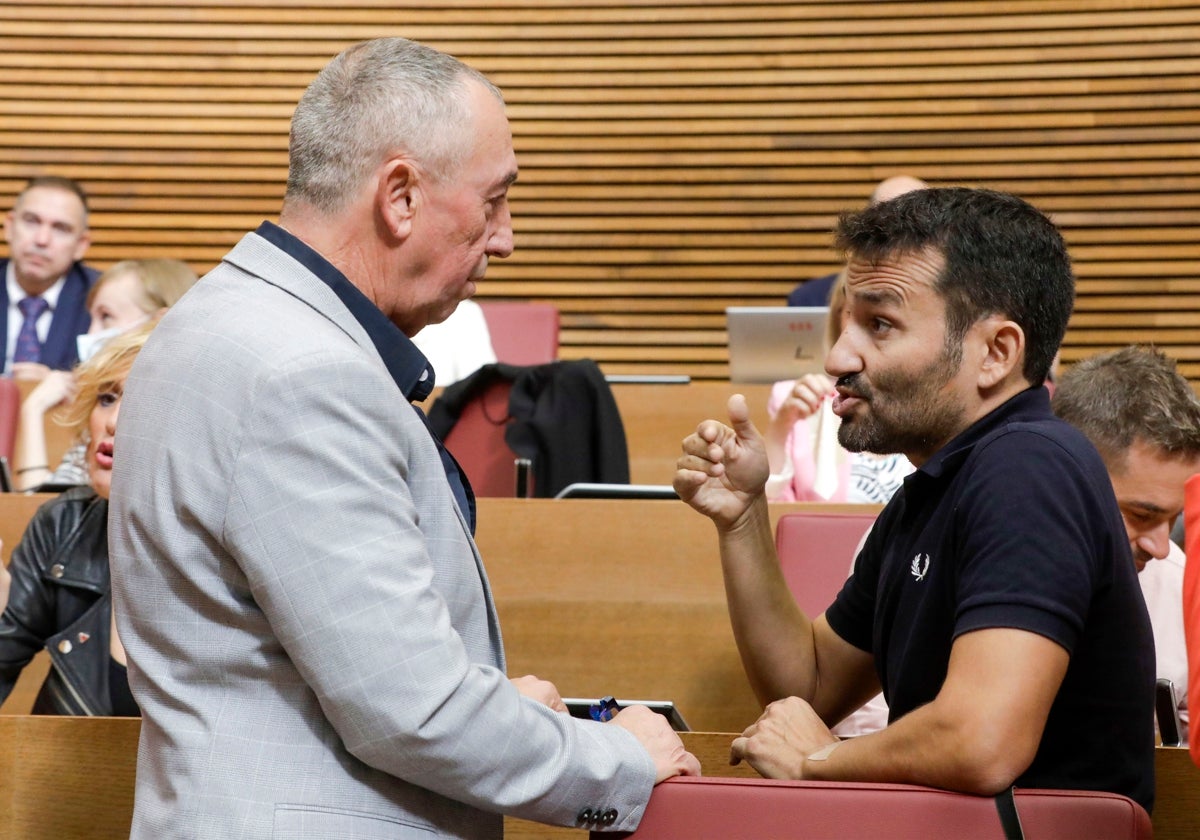 Joan Baldoví conversa con Vicent Marzà en Les Corts.