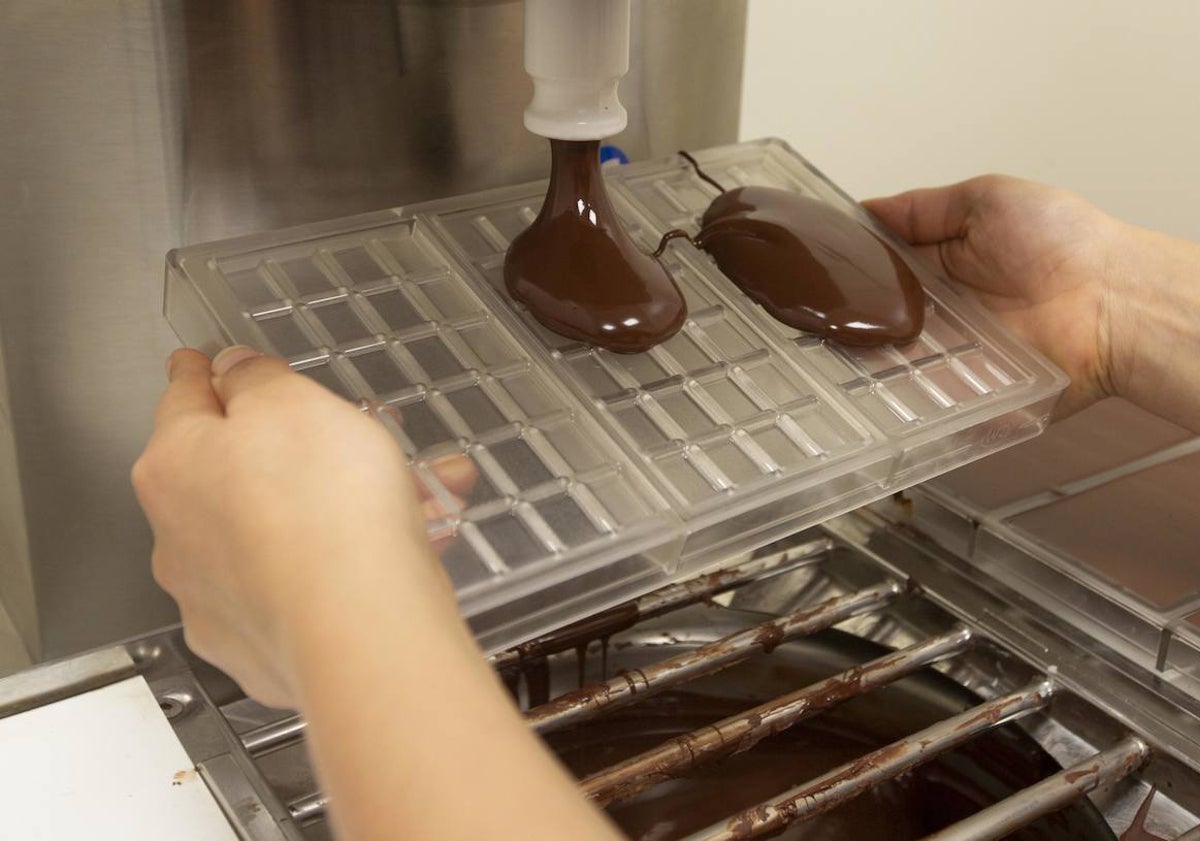 Imagen principal - El obrador del Club del Chocolate y la tableta que comercializan.