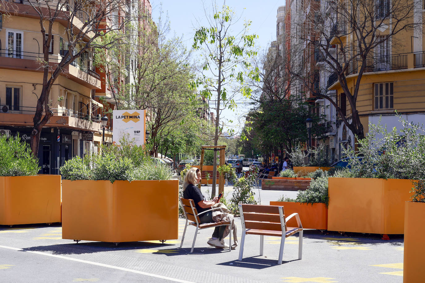 Los coches invaden la supermanzana de las calles Palleter y Calixto III de Valencia