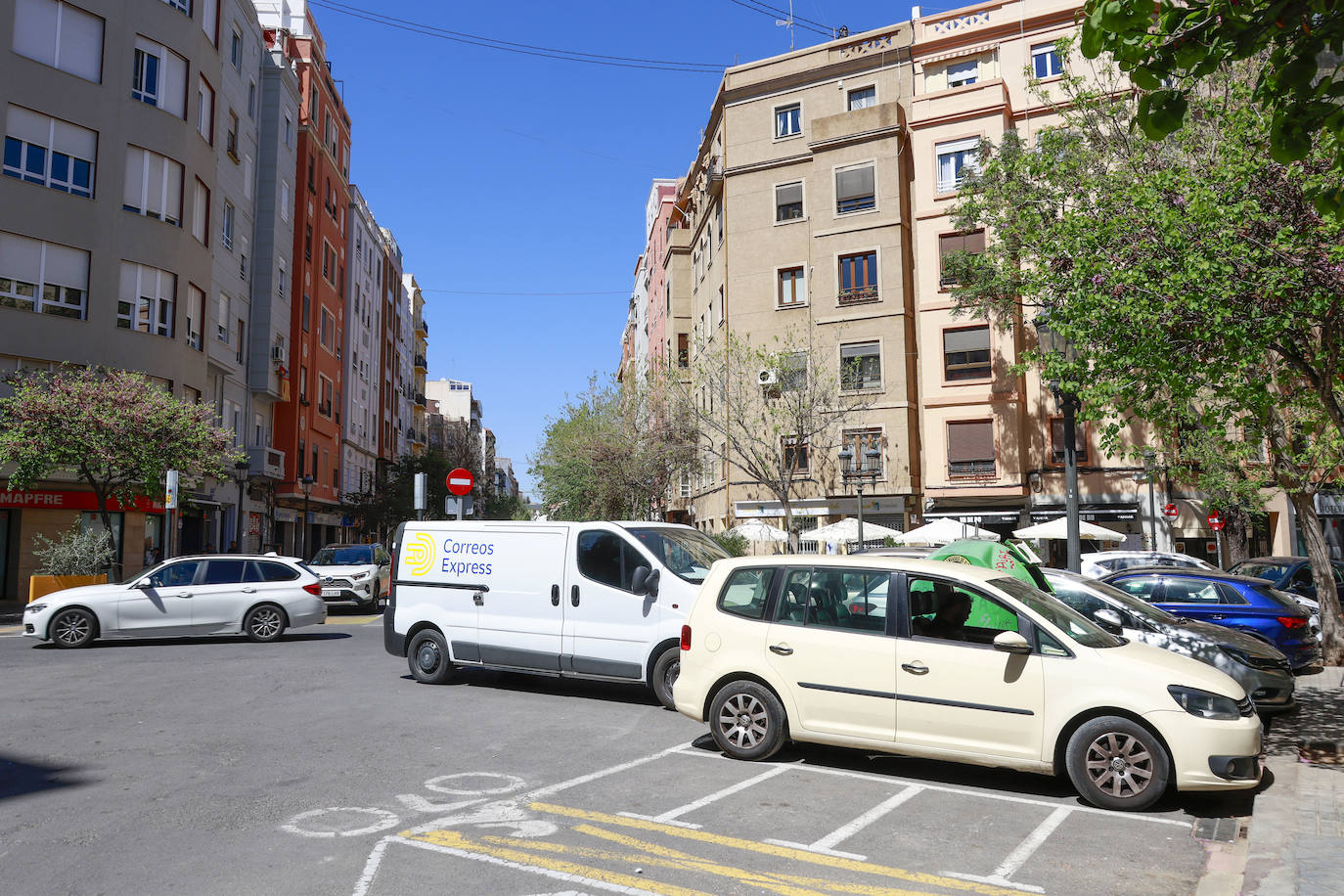 Los coches invaden la supermanzana de las calles Palleter y Calixto III de Valencia