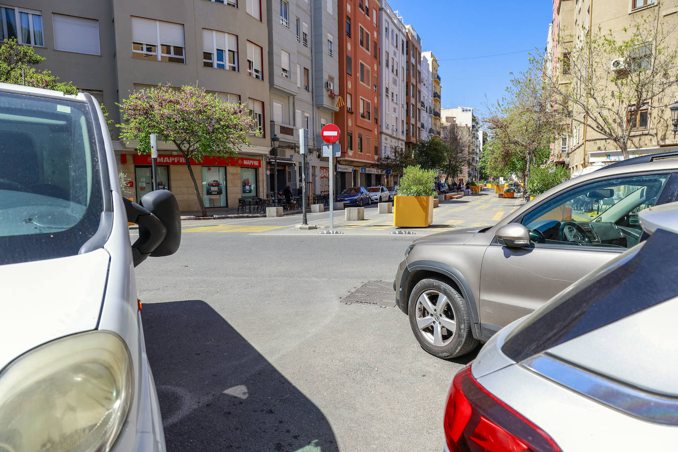 Los coches invaden la supermanzana de las calles Palleter y Calixto III de Valencia