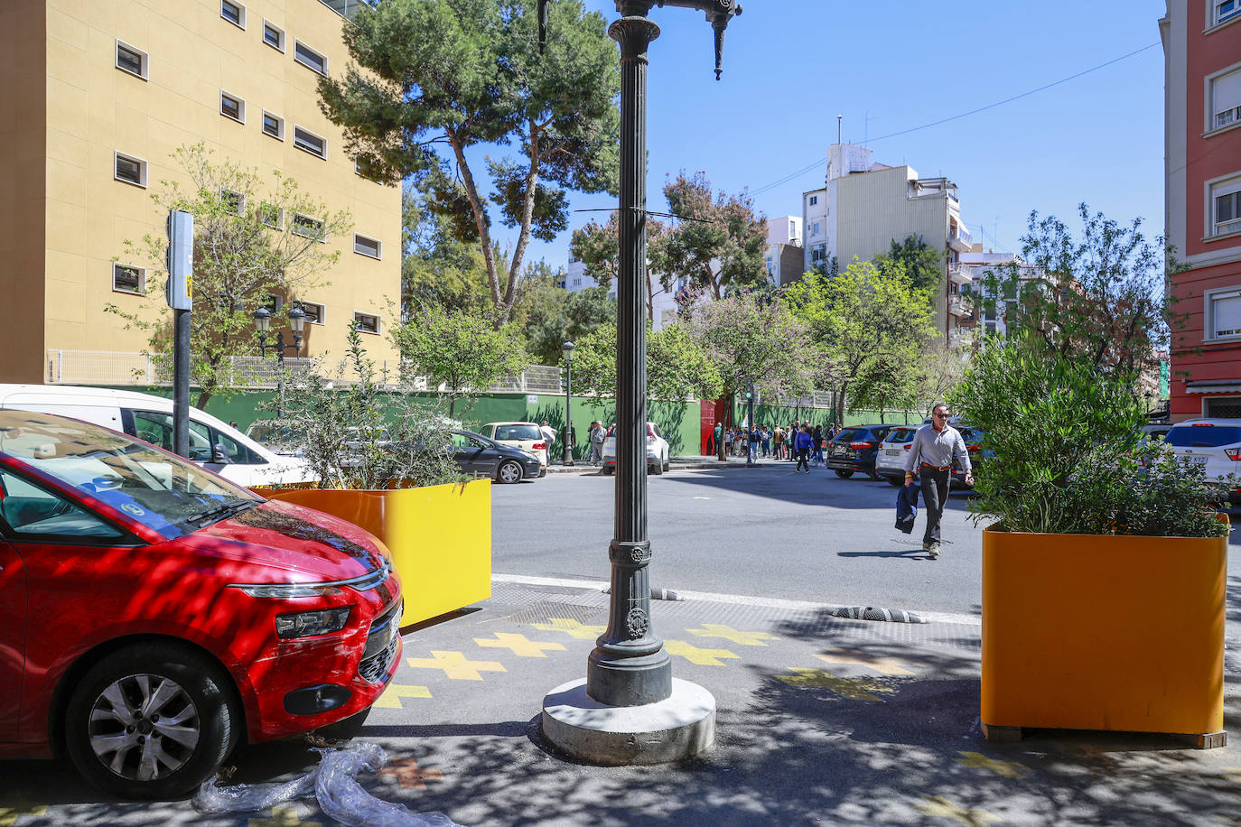 Los coches invaden la supermanzana de las calles Palleter y Calixto III de Valencia