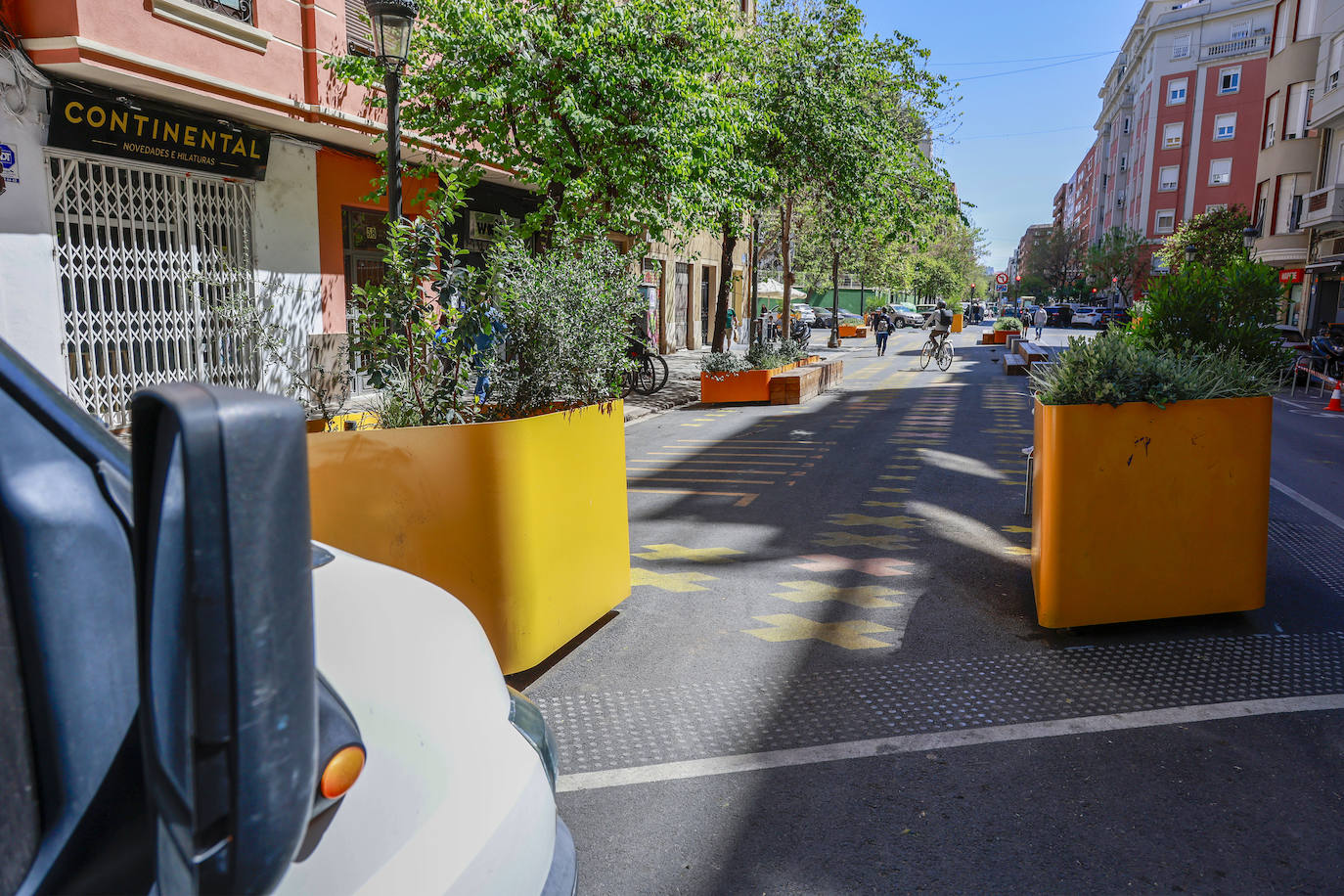 Los coches invaden la supermanzana de las calles Palleter y Calixto III de Valencia