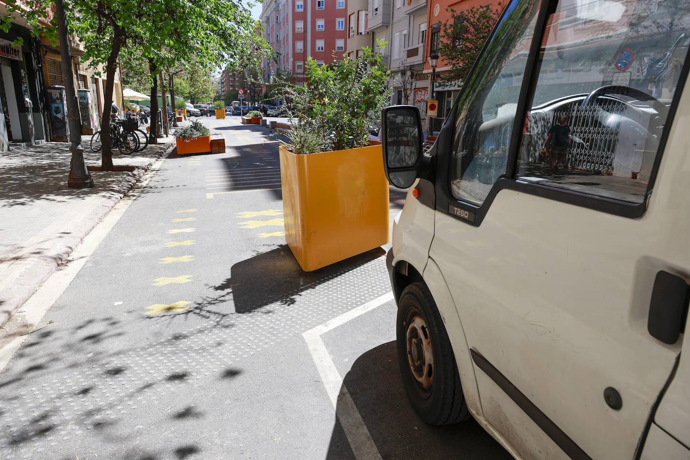 Los coches invaden la supermanzana de las calles Palleter y Calixto III de Valencia