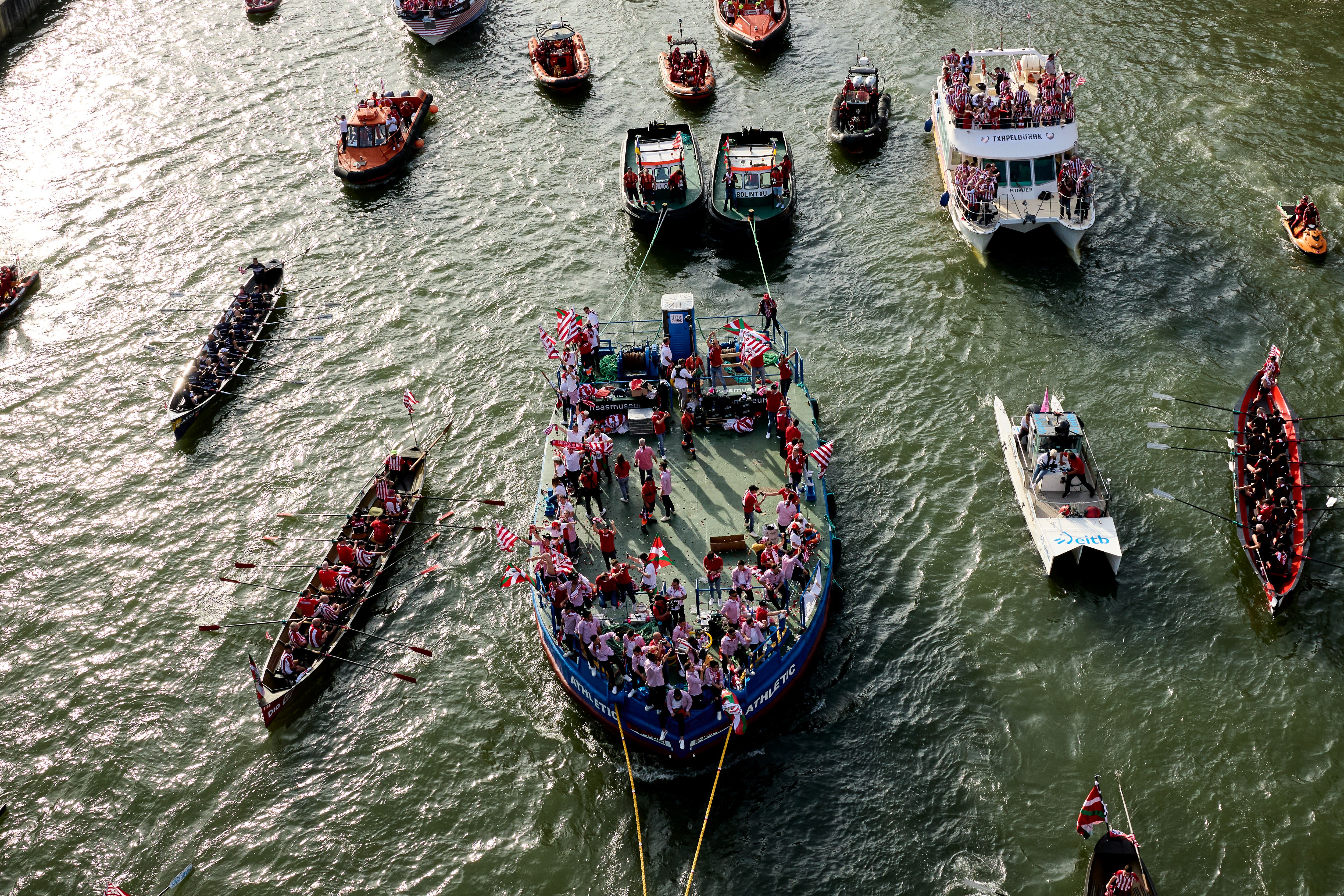 La espectacular fiesta de la gabarra en Bilbao