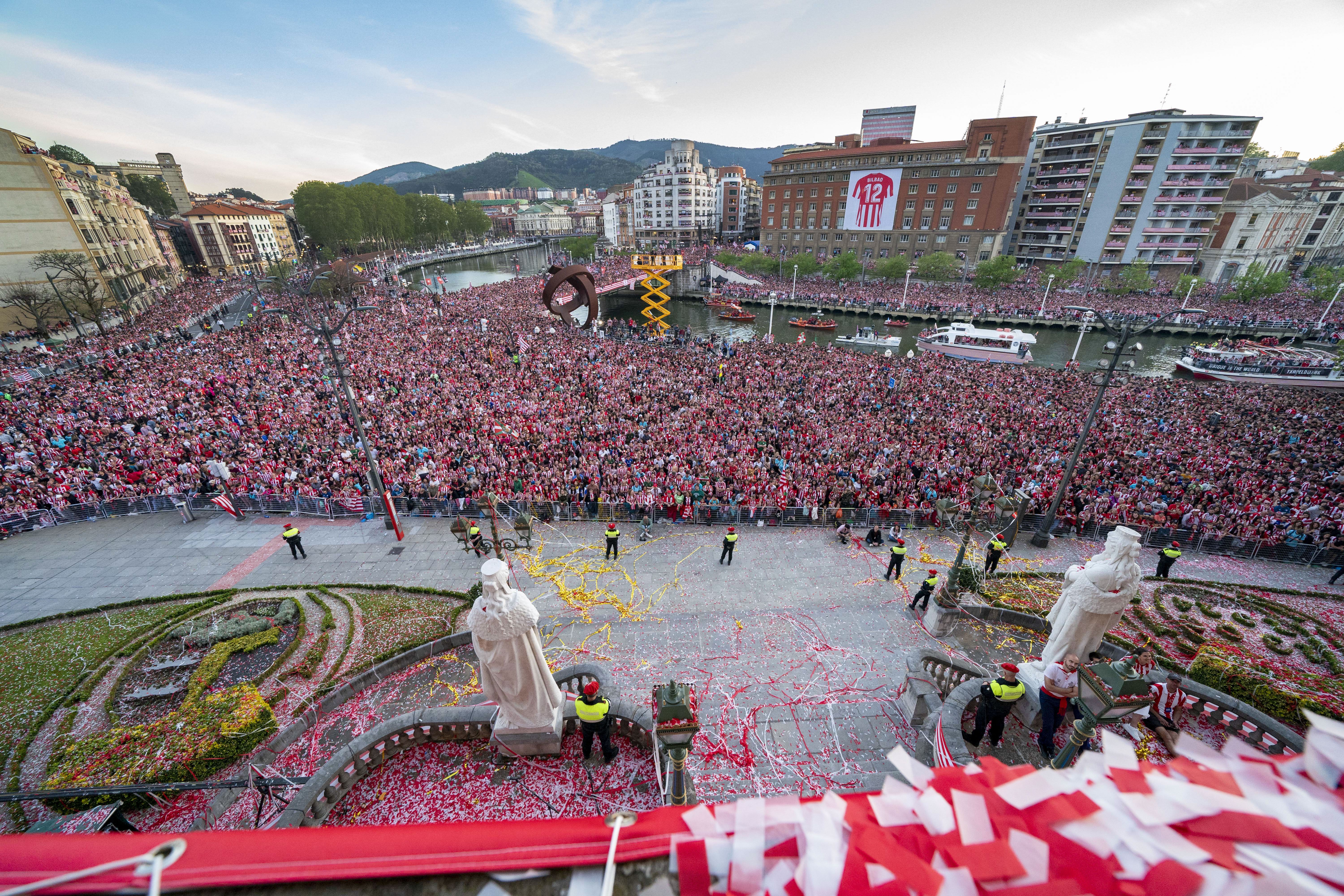 La espectacular fiesta de la gabarra en Bilbao