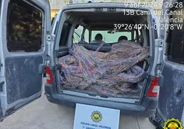 La tonelada de cable robada que los detenidos llevaban en una furgoneta.