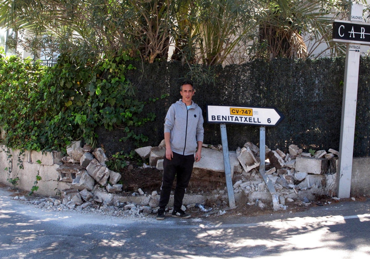 Raúl junto al tramo de muro de su casa que se ha caído al chocar un coche.