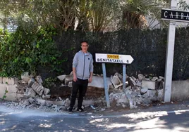 Raúl junto al tramo de muro de su casa que se ha caído al chocar un coche.