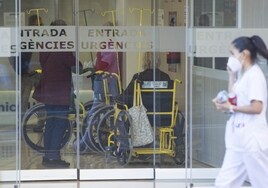 Una sanitaria en la entrada de Urgencias del hospital Clínico de Valencia.