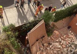 Los cascotes llenan la terraza de la planta baja tras el desprendimiento en Valterna.