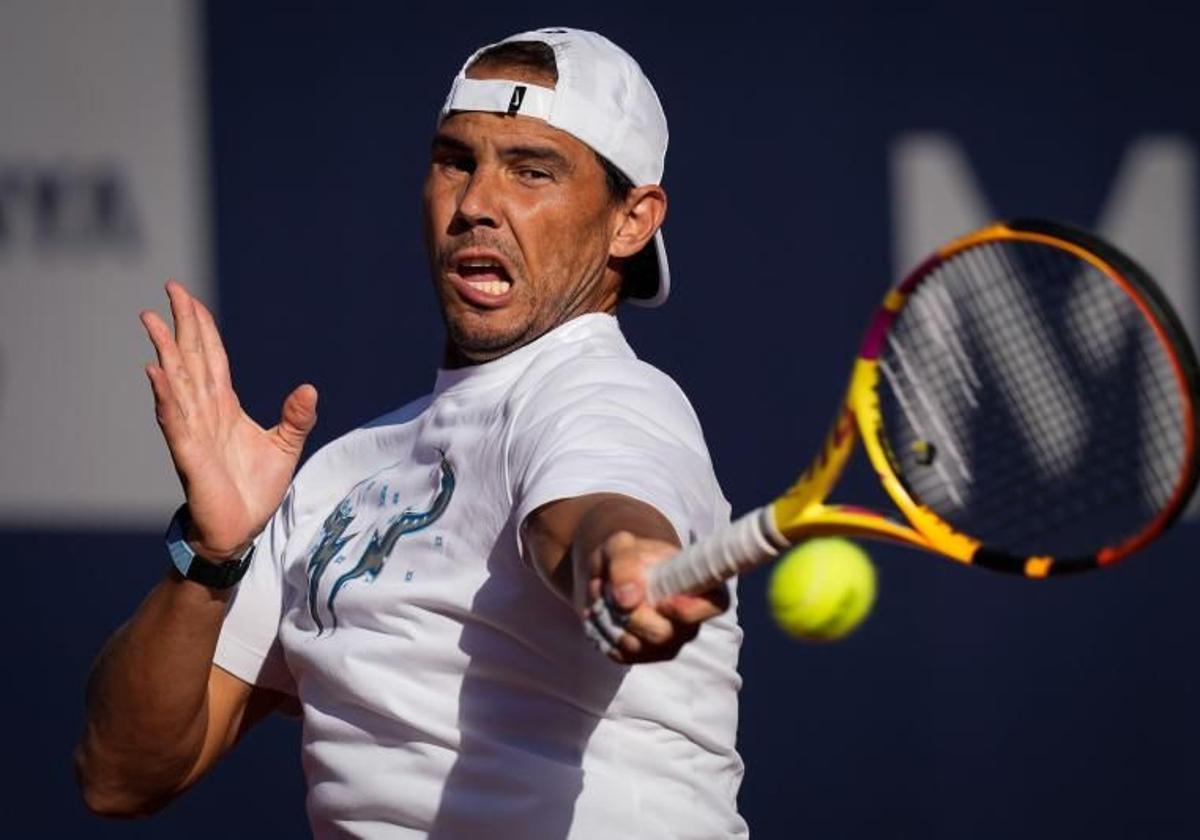 Nadal entrena en la pista central que lleva su nombre en el Real Club de Tenis de Barcelona.